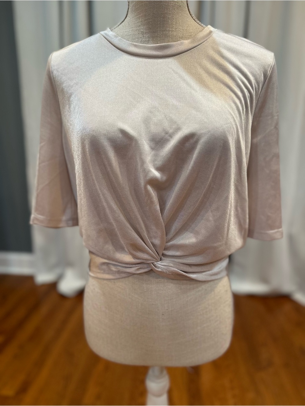June & Hudson shimmery cream twisted short sleeve crop top women’s size M EUC